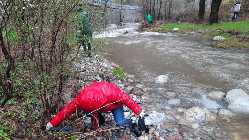 Служители на РИОСВ и Регионална лаборатория – Враца към ИАОС отбелязаха Световния ден на водата с почистване на река Лева - 2