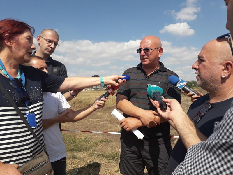 Министър Димитров и зам.-главен прокурор Пиронева провериха склад с около 32 тона стари пестициди край село Неофит Рилски - 2
