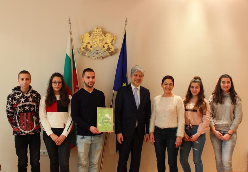 Министър Димов връчи награди на ученици, отличени в международен конкурс - 01