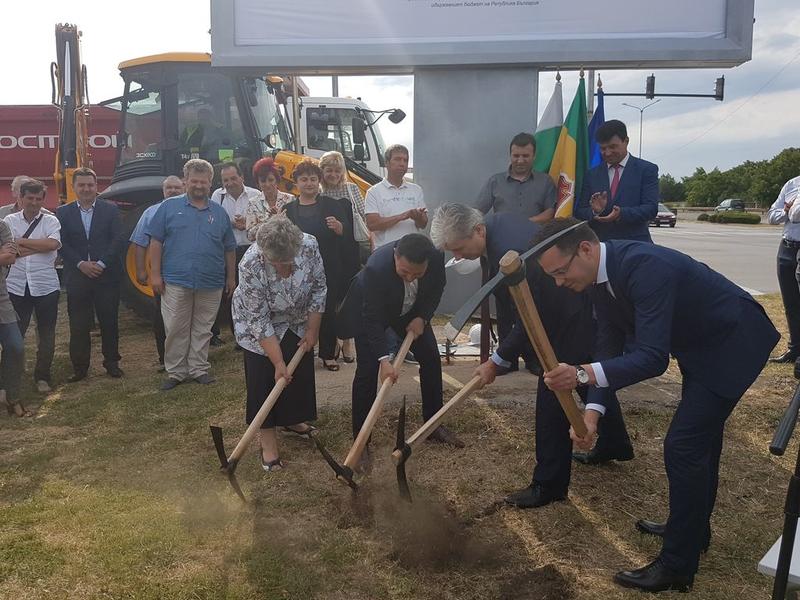 Министър Димов направи първа копка от водния цикъл на Добрич - 2