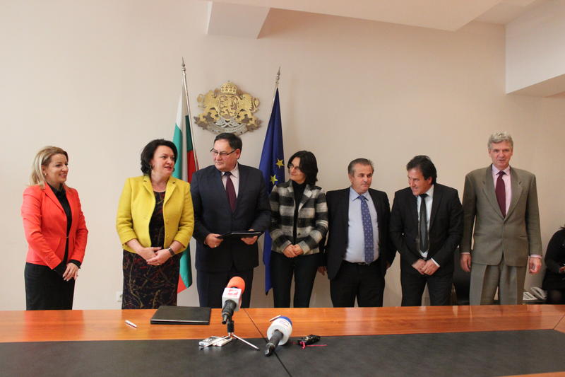 Министър Василева даде старт на проект за разделно събиране на опасни отпадъци в 22 общини - 01