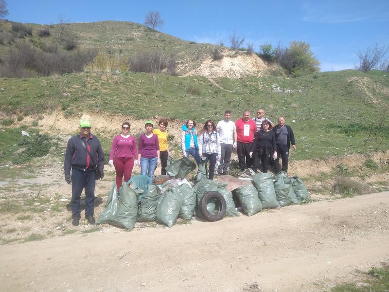 Над 120 чувала отпадъци събраха служители на РИОСВ – Благоевград и доброволци в кампанията „Да сложим точка на замърсяването“ в Благоевград - 01