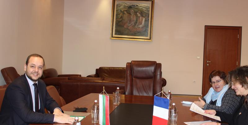 Министър Борислав Сандов се срещна с посланика на Франция Флоранс Робин - 2