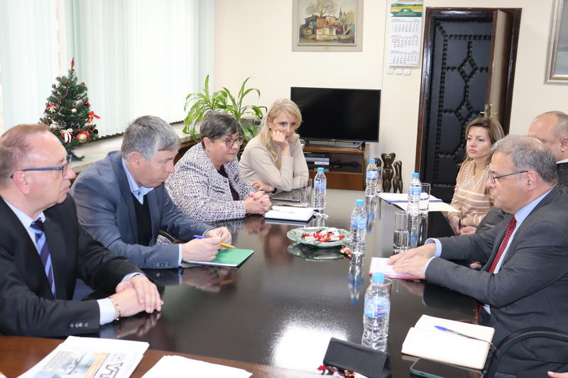 Министър Юлиян Попов пое ангажимент за комплексна проверка на източниците на замърсяване на въздуха в Русе - 4