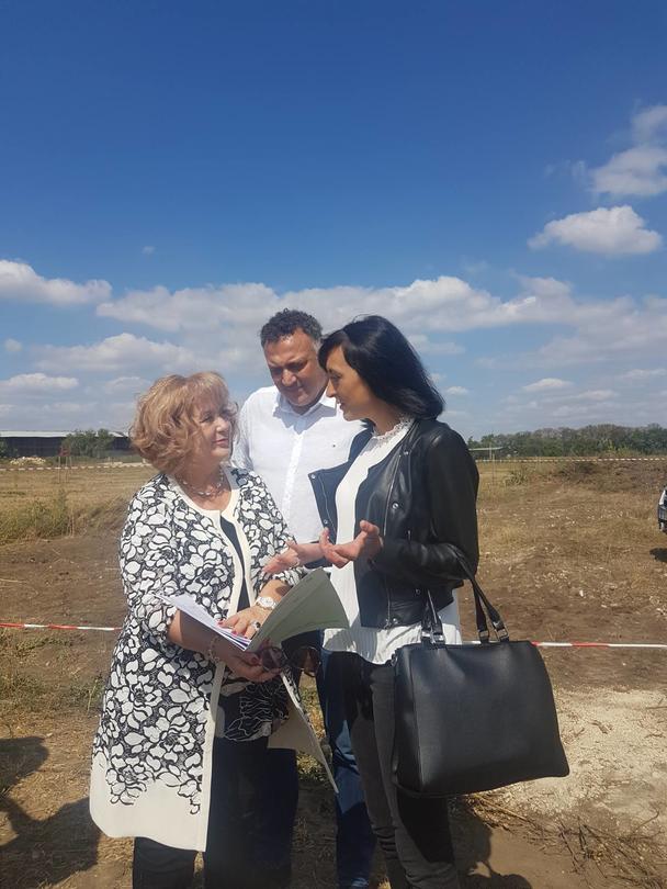 Министър Димитров и зам.-главен прокурор Пиронева провериха склад с около 32 тона стари пестициди край село Неофит Рилски - 6