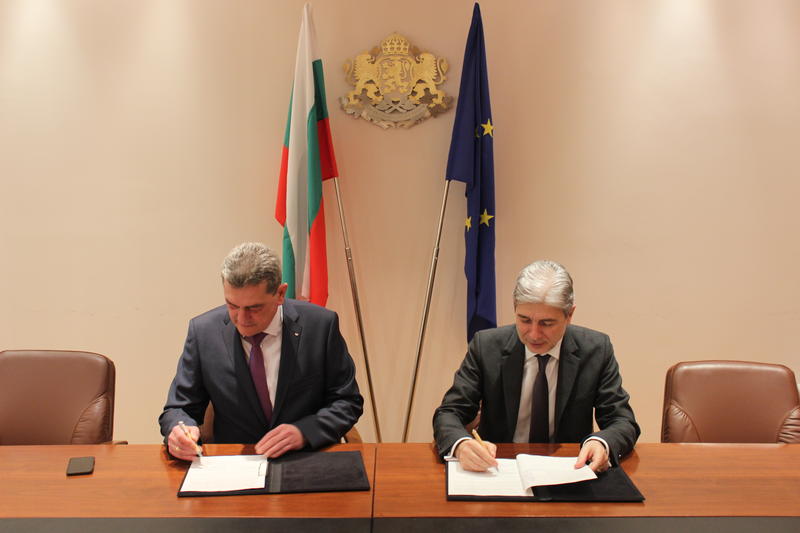 Министър Димов и комисар Николов подписаха договор за мерки за защита на населението от бедствия - 01
