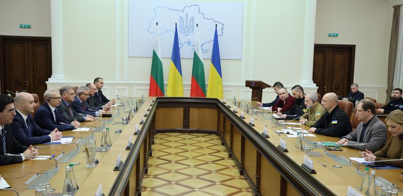 Министър Юлиян Попов е в състава на българската делегация, водена от премиера Николай Денков в Киев - 01