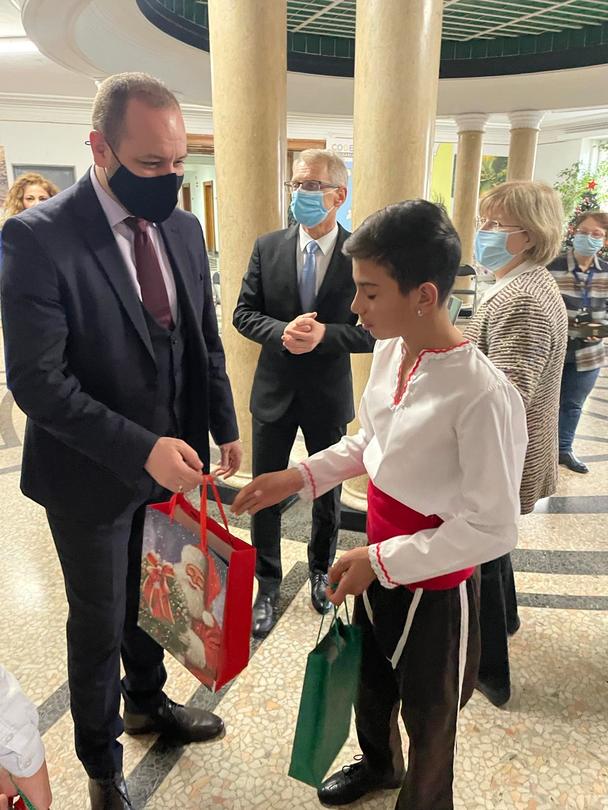 Minister Sandov awarded Roma community educational mediators - 14