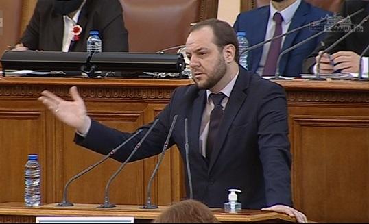 Министър Сандов в парламента по време на обсъждането на Закона за водите на 2 март 2022 г. - 2