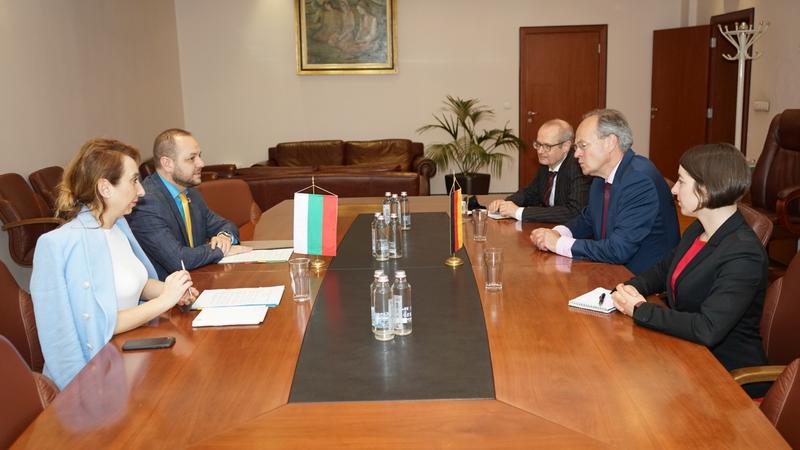 Министър Борислав Сандов се срещна с посланика на Германия - 01