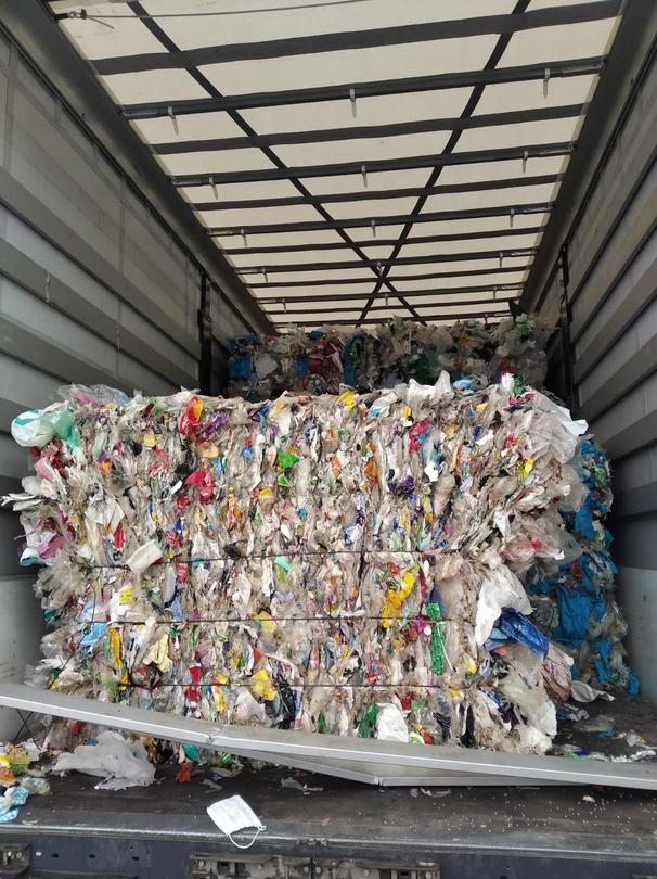 Cargo trucks with plastic waste from Romania, Poland, and Bulgaria are retained at the border with Turkey - 01