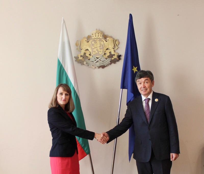 Министър Карамфилова се срещна с посланика на Казахстан - 01