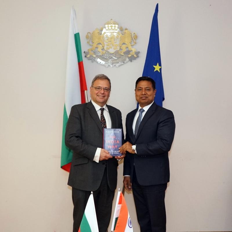 Министър Юлиян Попов проведе среща с посланика на Индия Санджай Рана - 01