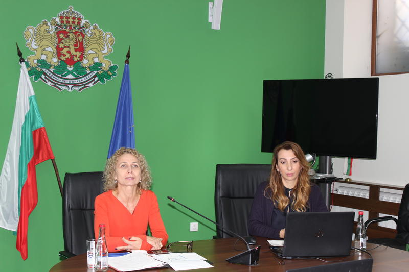 Зам.-министър Николова и директорът на дирекция Силвия Рангелова