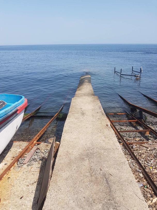 Тръба излива отпадни води при плаж Бутамята - 01