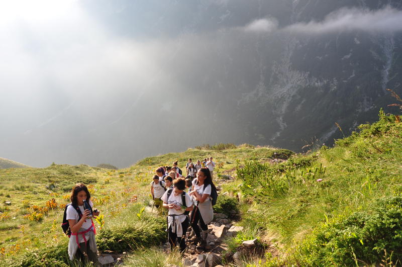 Млади природолюбители покориха връх Вихрен и чистиха туристическа пътека - 4