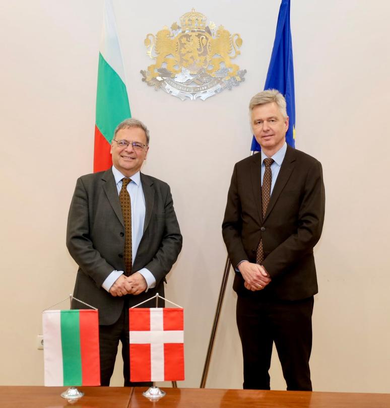 Министър Юлиян Попов се срещна с посланика на Дания Негово Превъзходителство Флеминг Стендер - 01
