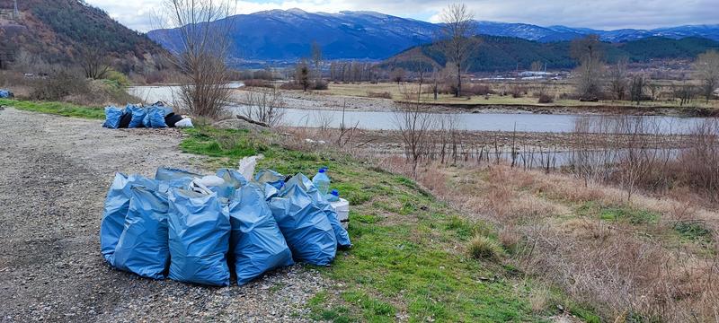 Служители на БДЗБР и доброволци почистиха терени край река Струма в инициатива под мотото „С мисъл за утре
