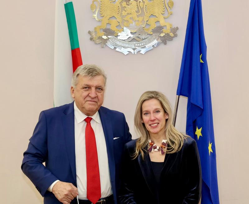 Министър Манол Генов се срещна с представителя на УНИЦЕФ в България Кристина де Бройн - 01