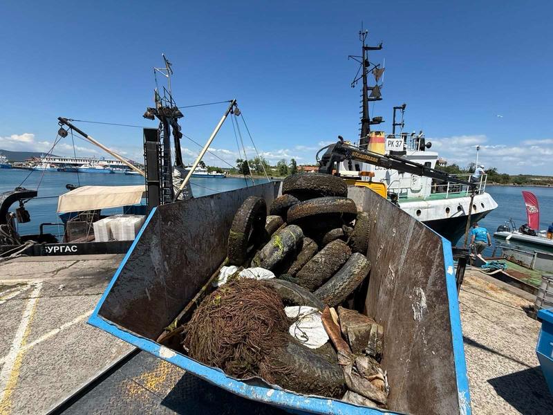 The MOEW participated in underwater clean-up of the port in Sozopol - 3
