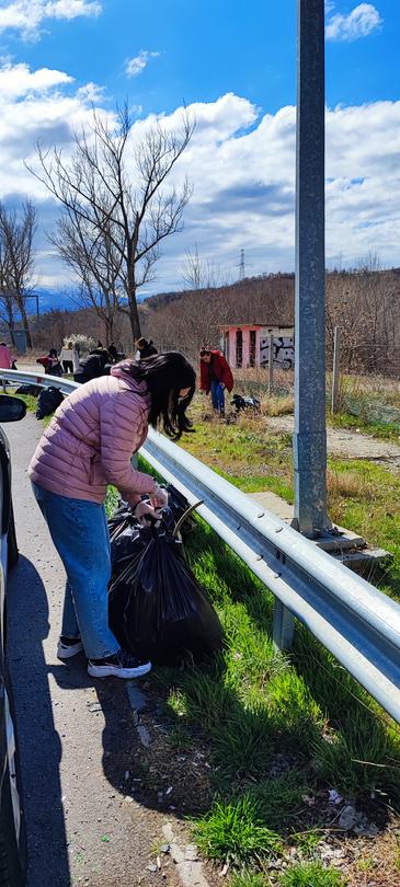 Служители на БДЗБР и доброволци почистиха терени край река Струма в инициатива под мотото „С мисъл за утре