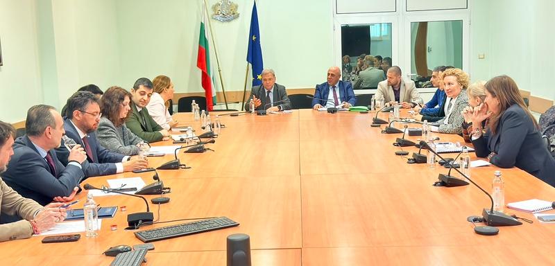 Minister Julian Popov met with representatives of industry organizations on extended producer responsibility - 01