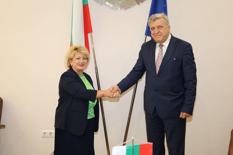 Minister Manol Genov met with the Ambassador of Romania Brundusa Predescu - 4