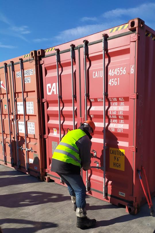 Още 20 контейнера с отпадъци бяха върнати в Италия от пристанище Варна - 01