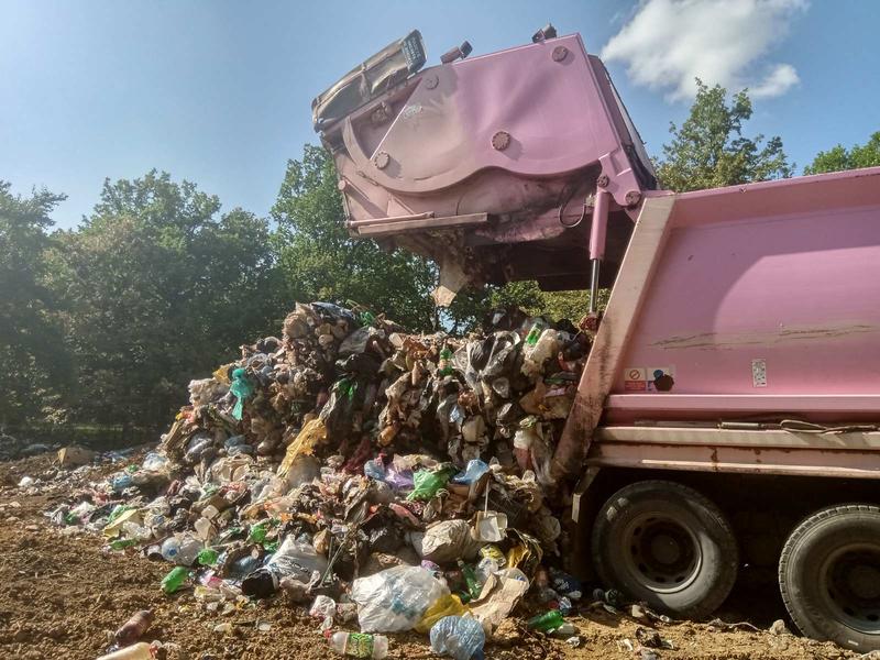Министър Димитров разпореди незабавна проверка по сигнал за нерегламентирано изхвърляне на отпадъци в област Шумен - 01