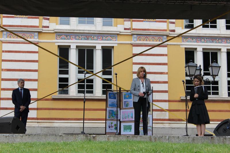 Празник и изложение за 5 юни в градинката пред Банята в София. - 01