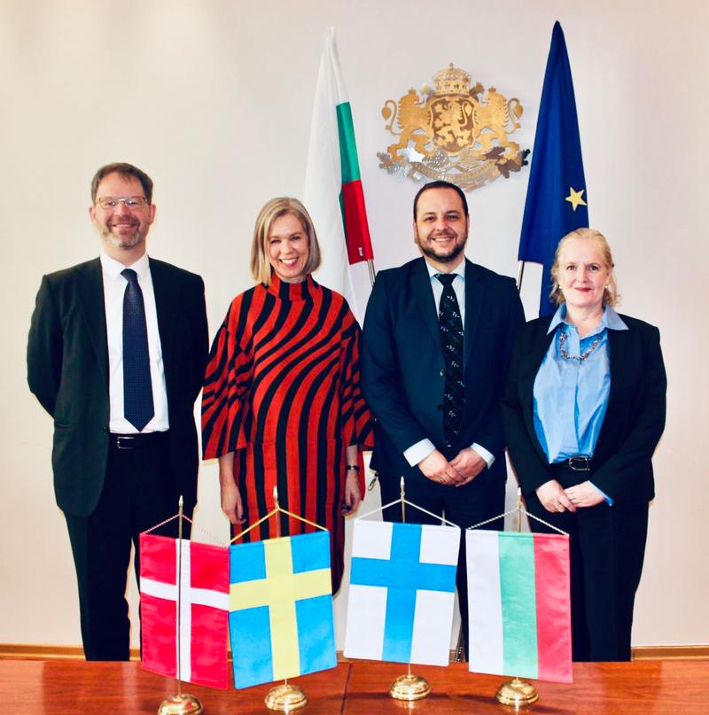 Министър Сандов се срещна с посланиците на Швеция, Финландия и Дания - 01