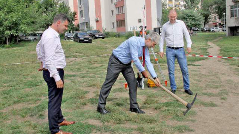 Министър Димов направи първа копка на спортна площадка в Пловдив - 01