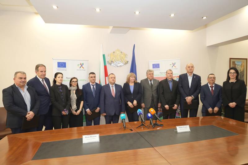 Minister Manol Genov signed contracts for water and sewerage infrastructure for 762 million BGN under the Environment Program - 01