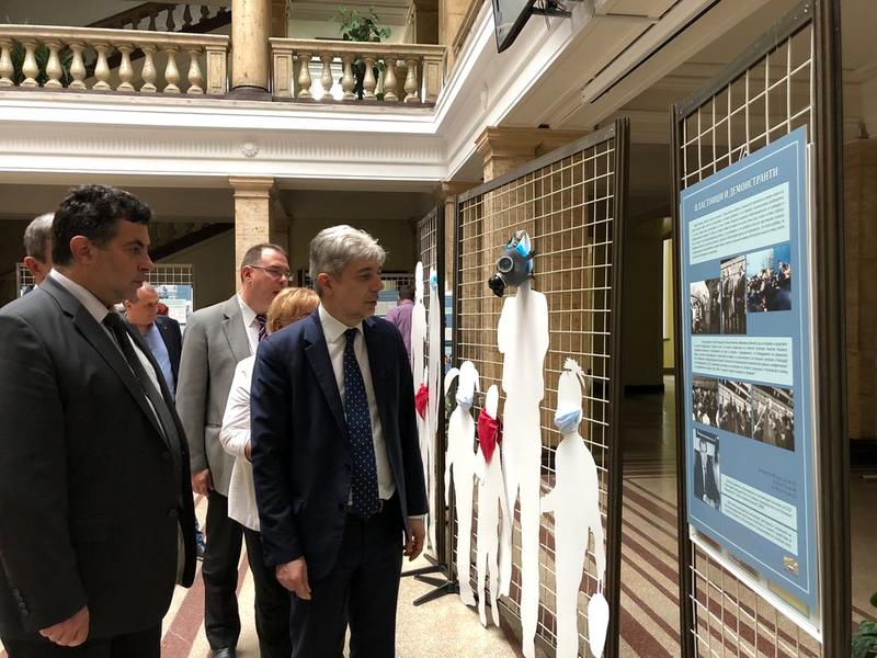 Министър Димов откри в Русе изложба за първите екопротести у нас - 01