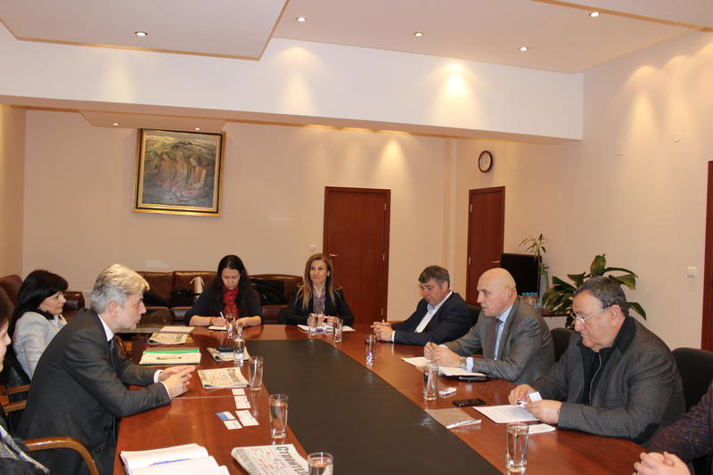 Министър Нено Димов се срещна с ръководството на Камарата на строителите - 01