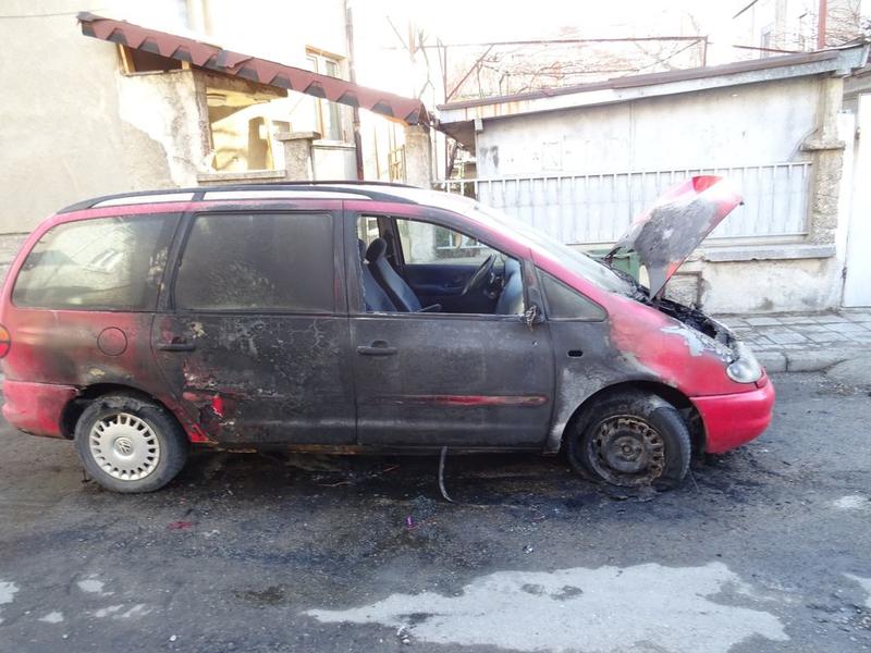 Неизвестни запалиха кола и къща на служител в Централен Балкан - 01