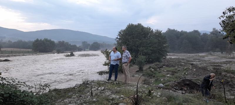 Deputy Minister Petar Dimitrov and the Director of the East Aegean Water Basin Directorate Vasil Uzunov this late afternoon visited sections of the Stryama river, which overflowed its bed - 01