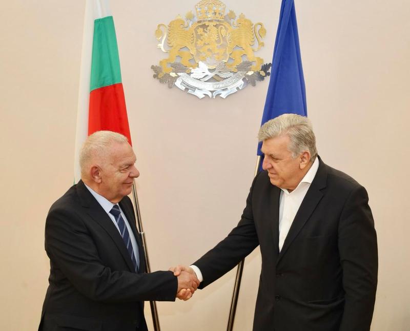 The Minister of Environment and Water Manol Genov to propose an interdepartmental working group to improve navigation on the Danube be formed - 01
