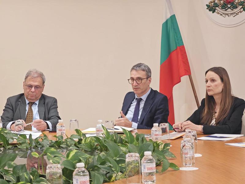 Minister Julian Popov participated in a working meeting on limiting the effect of electricity prices for enterprises with energy-intensive production - 01