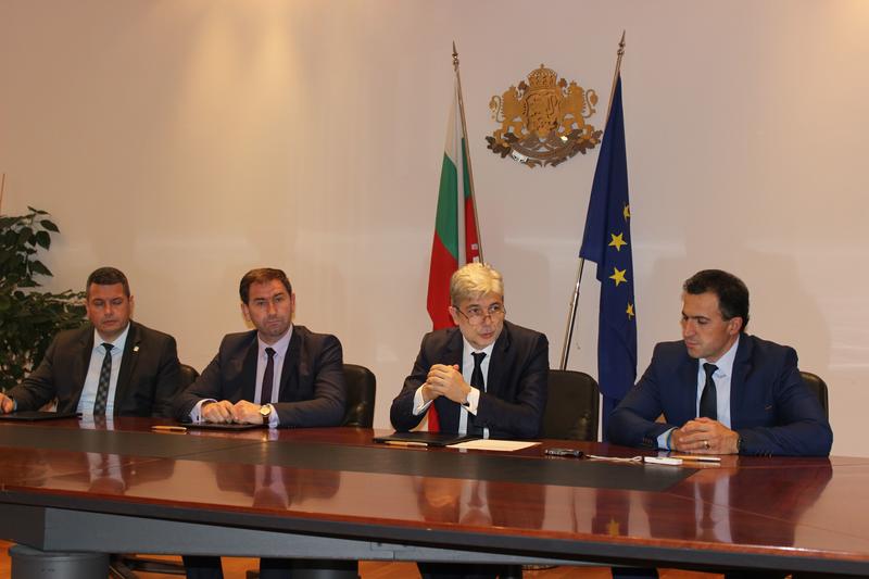 Министър Димов подписа договор за изграждане на инсталации за отпадъци на общините Мадан, Златоград и Неделино - 01