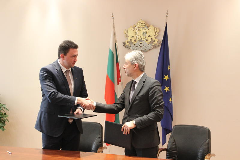 Министър Димов подписа договор за изграждане на инсталации за отпадъци на Петрич - 01