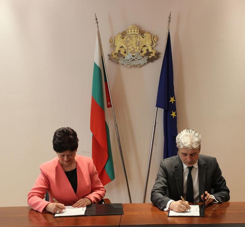 Министър Димов и кметът на Харманли Мария Кирова подписаха договор за изграждане на компостираща инсталация за разделно събрани зелени и биоразградими битови отпадъци