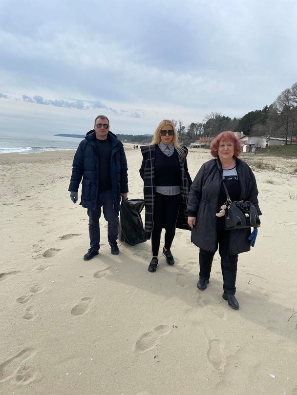 Почистен е и плаж 