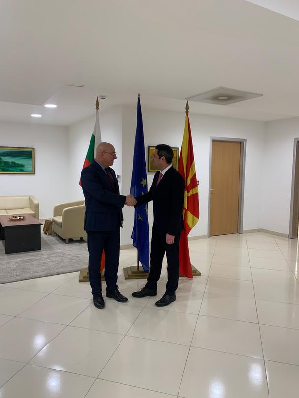 Министър Димитров обсъди с колегата си от Северна Македония контрола на отпадъците - 01