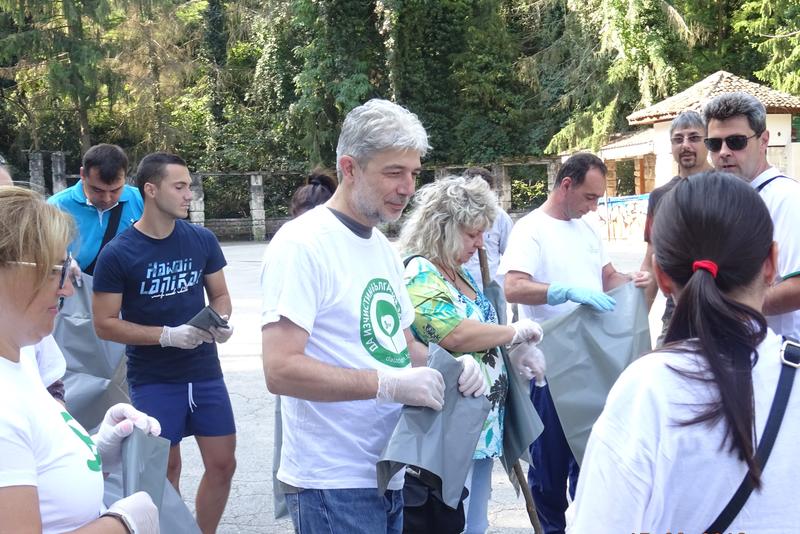 Министър Димов се включи в почистването на лесопарк „Липник“ в Русе - 01