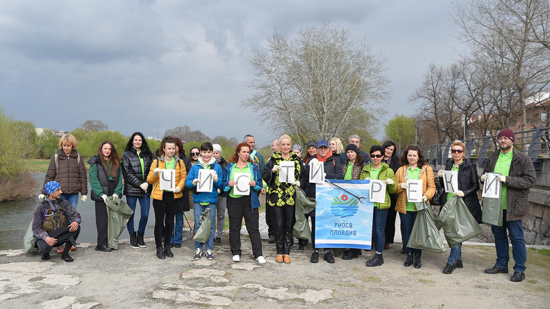 Екипът на РИОСВ – Пловдив почисти водите и коритото на река Марица в Световния ден на водата - 01