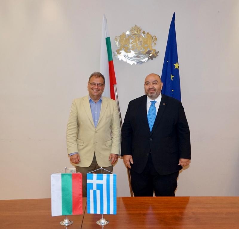 Министър Юлиян Попов се срещна с посланика на Гърция Алексиос  Либеропулос - 01
