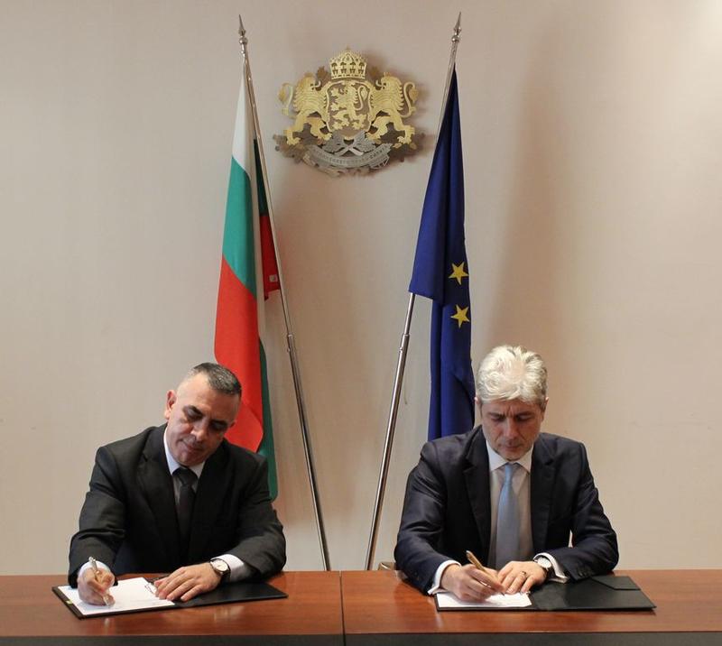 Кметът на Сливен Стефан Радев и министър Нено Димов подписаха договор за укрепване на свлачище в дома в Качулка. - 3