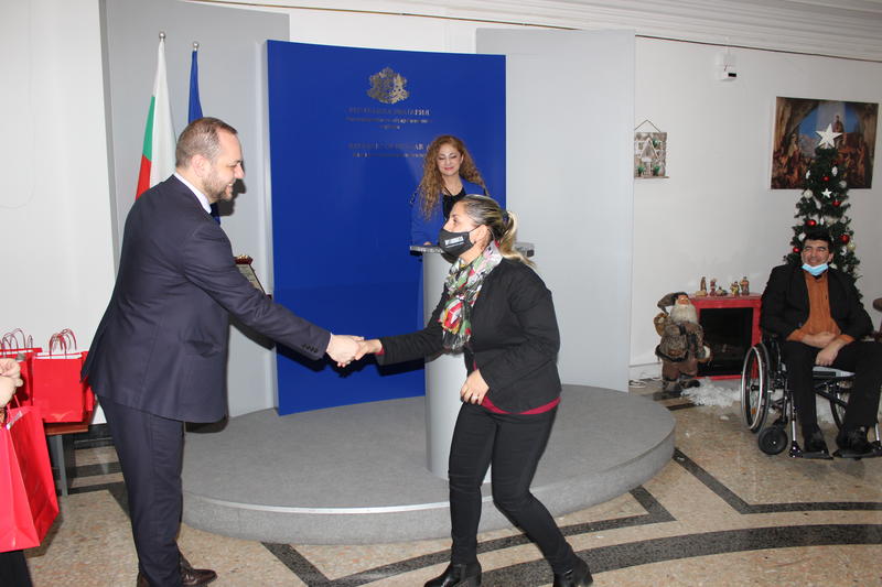 Minister Sandov awarded Roma community educational mediators - 9