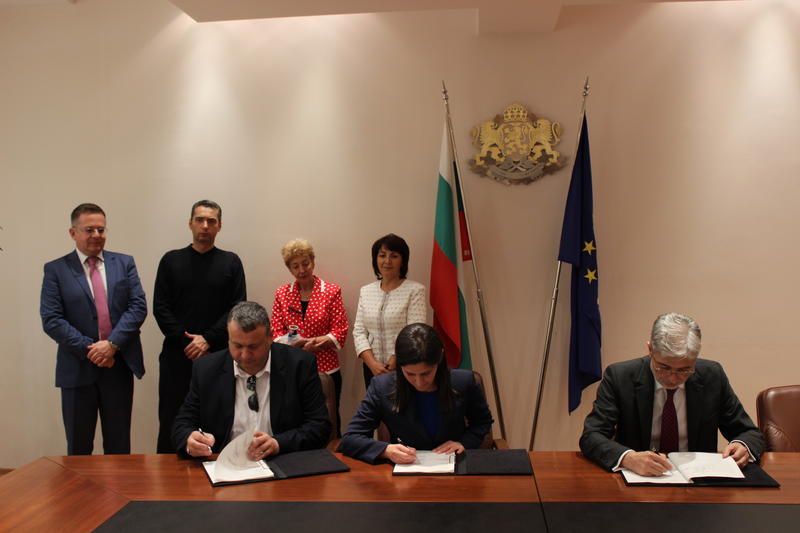 Министър Димов подписа договори за доставка на 137 електрически превозни средства за София по ОПОС - 2